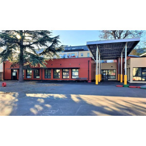 https://www.techni-contact.ovh/ressources/images/produits/merchandising/salle-de-classe-prefabriquee-en-bois-94793613-1.jpg - Salle de classe préfabriquée en bois