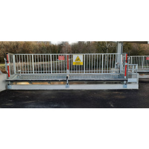 https://www.techni-contact.ovh/ressources/images/produits/merchandising/systeme-anti-chute-pour-bennes-a-gravats-21387415-1.jpg - Dispositif anti-chute pour gravats en déchetterie