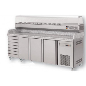 https://www.techni-contact.ovh/ressources/images/produits/merchandising/table-de-preparation-refrigeree-pizza-794851-1.jpg - Dimensions : Jusqu’à 2545 x 800 x 850 mm