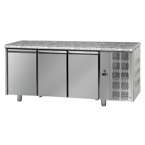 https://www.techni-contact.ovh/ressources/images/produits/merchandising/tour-patissier-refrigere-3-portes-top-marbre-16661165-1.jpg - Capacité : 680 Litres