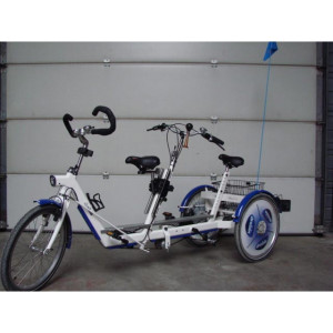 https://www.techni-contact.ovh/ressources/images/produits/merchandising/tricycle-duo-16472303-1.jpg - Avec 3 roues de 22 pouces