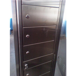 https://www.techni-contact.ovh/ressources/images/produits/merchandising/vestiaire-multicases-6-portes-10274019-1.jpg - Dimensions (L x P x H) : 400 x 400 x 2160 mm - En acier inox