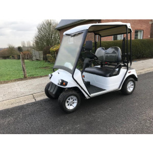https://www.techni-contact.ovh/ressources/images/produits/merchandising/voiturette-de-golf-2-places-homologuee-route-9798700-1.jpg - Golfette 2 places avec fixations pour sac de golf