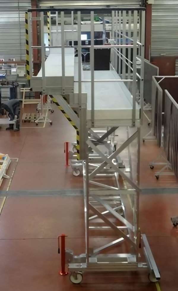 Plateforme, porte à faux avec protection caoutchouc côté avion