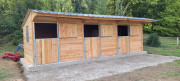 Boxes en bois pour chevaux