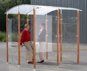 Abri fumeur à toit bombé en bois