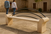 Banc en béton avec dossier arqué en acier - Hauteur : 80 cm - Longueur / Largeur : 215 x 80 cm