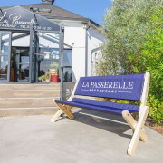 Banc publicitaire en bois pliable - avec impression textile personnalisée - L.163 cm x H.86 cm x P.50 cm