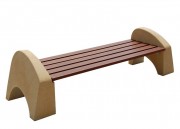Banquette publique en béton avec assise en bois
