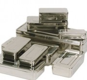 Boîte rectangulaire à instruments médicaux