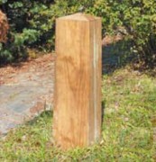 Borne pyramidale en bois