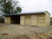 Boxe pour chevaux avec sellerie 