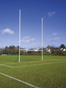 Buts de football gaélique - à sceller - Hauteur hors sol : 10,67 m - Aluminium plastifié