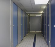 Cabines sanitaires compact stratifié pour milieux humides