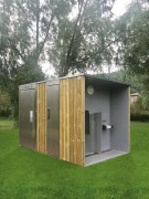 Cabine sanitaire PMR avec 2 urinoirs extérieurs