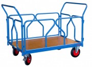 Chariot à dossier et à ridelle