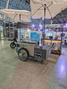 Chariot à glaces pour artisan glacier - Structure en inox - Vitrine 6 bacs - Long. 2 m x larg. 90 cm - Avec réservoir d'eau