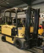 Chariot Caterpillar électrique
