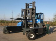 Chariot élévateur thermique multidirectionnel