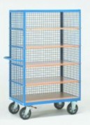 Chariot fermé en treillis métallique et étagères