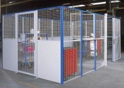 Cloison grillagée à porte battante