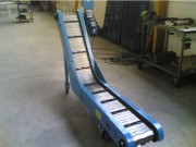 Convoyeur à tapis métallique à inflexion