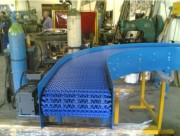 Convoyeur à tapis modulaire courbe