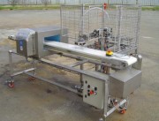 Convoyeur avec détecteur de métaux et dépose d'étiquettes