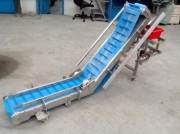 Convoyeur élévateur bandes à tasseaux