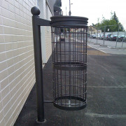 Corbeille ville tête boule grillagée