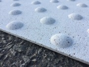 Dalles podotactiles granitées