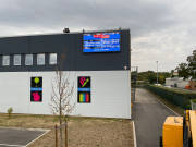 ?cran géant led façade de bâtiment