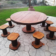Ensemble table 6 tabourets en béton avec texture bois - Table (Ø x H) 1600 x 770 mm - Assises (Ø x H) 400 x 440 mm