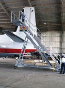 Escabeau aéronautique réglable en hauteur - Hauteur : De 2,5 m à 4 m et 4 m à 5,5 m