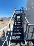 Escalier industriel avec plateforme sur mesure - Composites