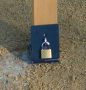 Fourreau verrouillable pour borne