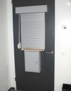 Guichet rideau sur porte intérieure