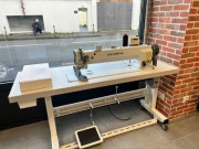 Machine à coudre avec une aiguille grand bras