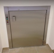 Monte charge porte battante structure autoporteuse