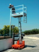 Nacelle à mât télescopique pour endroits difficiles