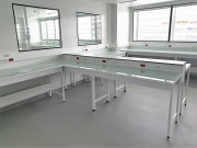 Paillasse centrale avec dosseret tablette pour laboratoire