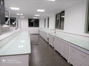 Paillasses avec dosseret tablette pour laboratoire