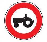 Panneau d'interdiction d'accès aux véhicules agricoles à moteur B9d