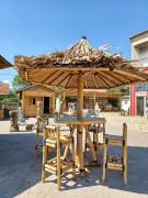 Parasol table haute et tabourets en bambou