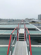 Passerelle et escaliers de cheminement sur toiture