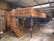 Plateforme de stockage avec rambarde de sécurité hauteur 1100 mm