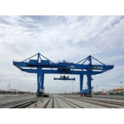 Portique à conteneur sur rails