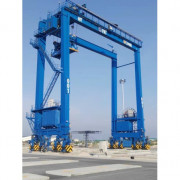 Portique conteneurs sur pneus