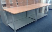 Table de travail à plateau mélaminé avec tablettes - Ep. 25 mm