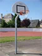 Poteau basket de rue simple panneau polyester - Déport : 0.60 m - Hauteur : 2.60 m